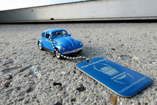 modrá klíčenka s autíčkem